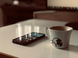 スマートフォンでニュースをチェックするイメージ