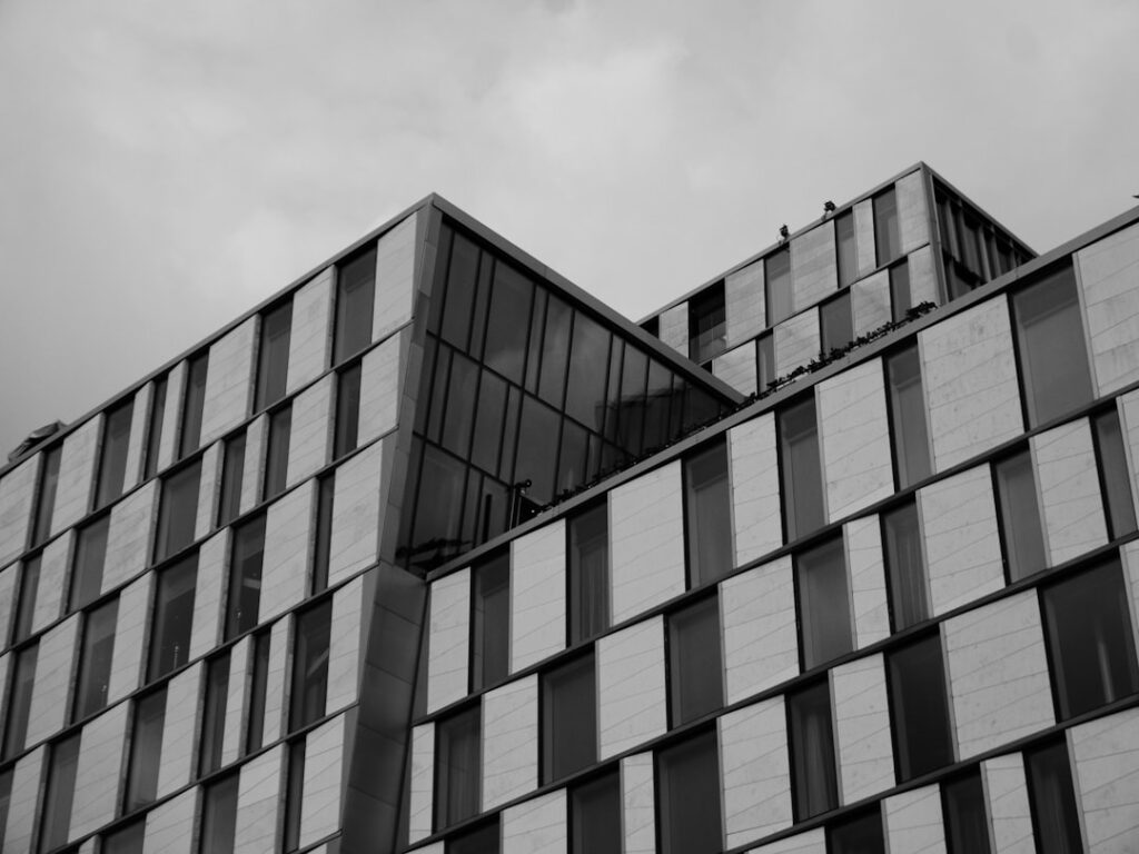 不動産投資を象徴する近代的な建築物